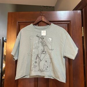 NWT Gray Graphic Cropped Short Sleeve Tee size M